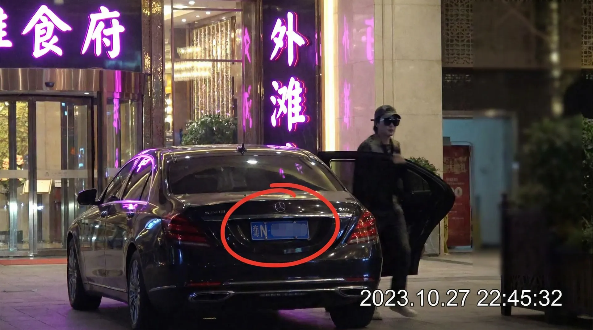 尤物 - 美女系列与精选图集汇总 - 豪车餐厅外偷拍
